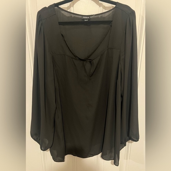 New! Torrid Black Sheer Long Sleeve Flowy Blouse in Size 4 or 26/28  Classy Goth - Picture 3 of 14